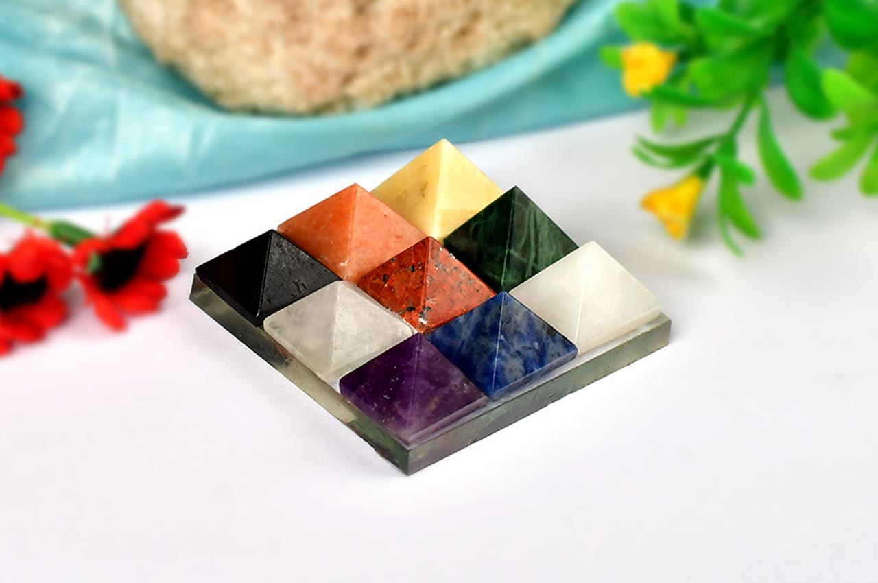 Set aus neun Tellern mit Edelsteinpyramiden – klein – II