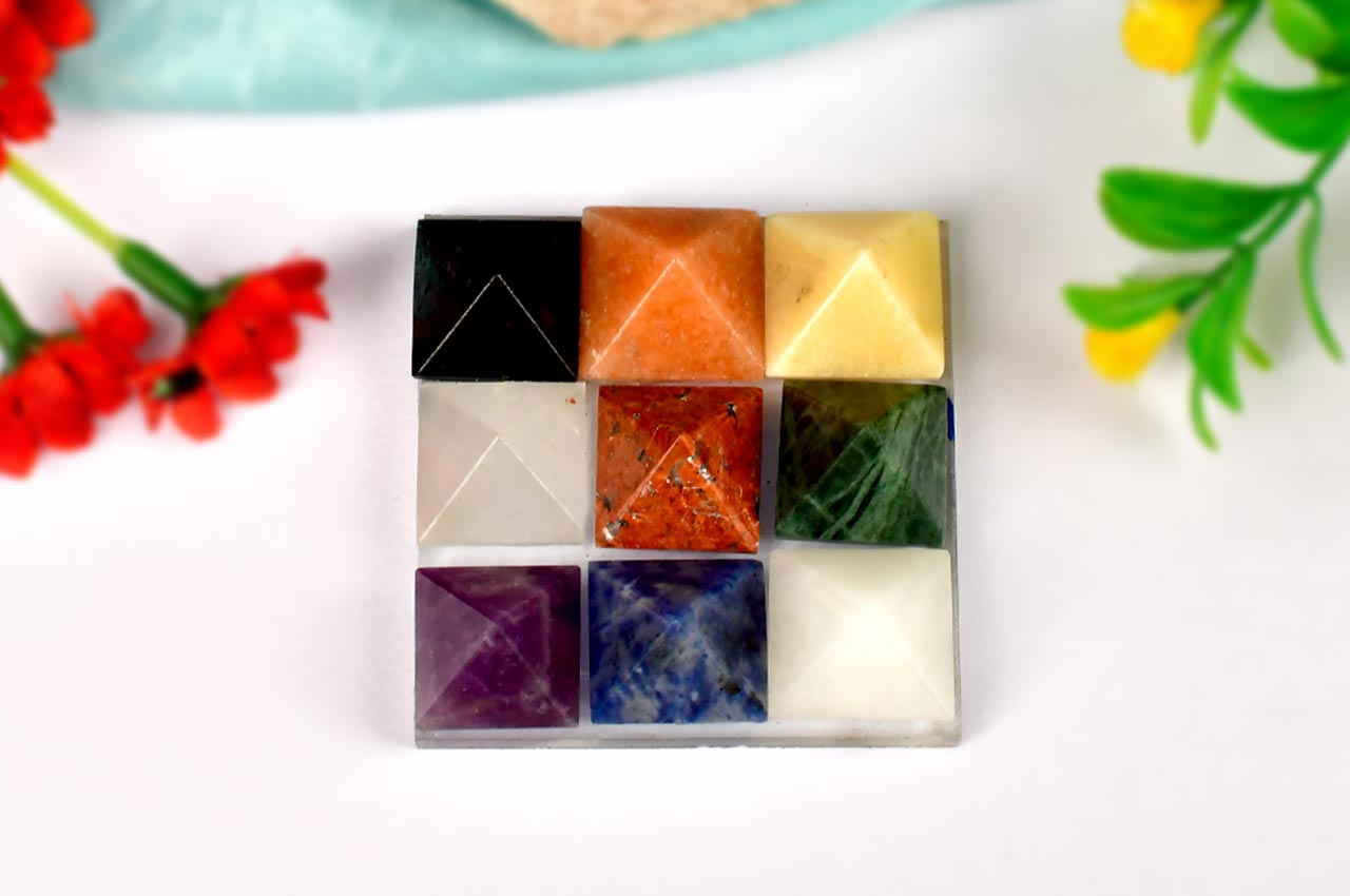 Set aus neun Tellern mit Edelsteinpyramiden – klein – II