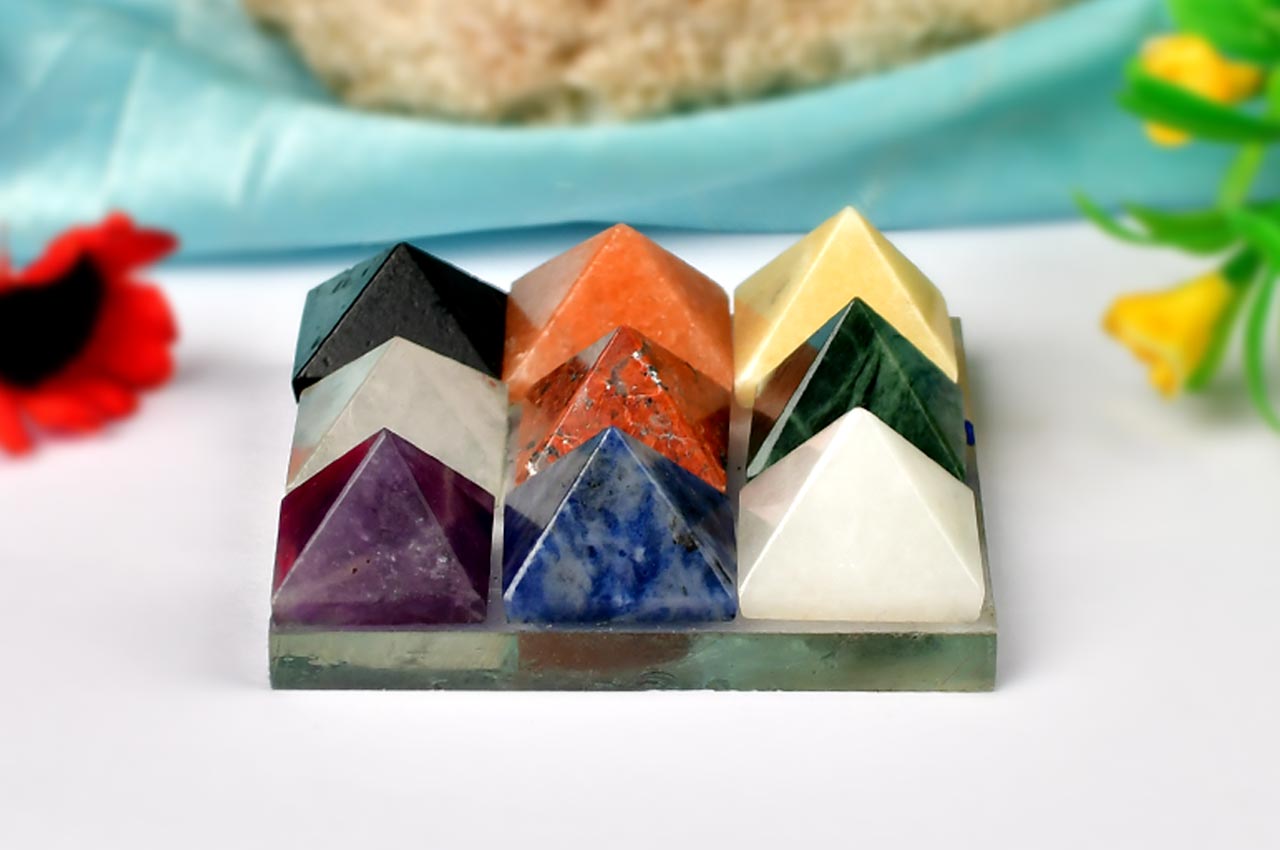 Set aus neun Tellern mit Edelsteinpyramiden – klein – II